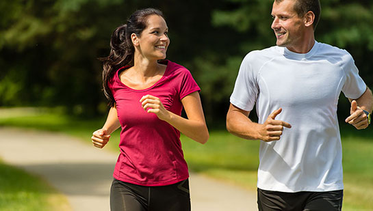 Husband and Wife out on a jog follow health advice from Cleveland chiropractor